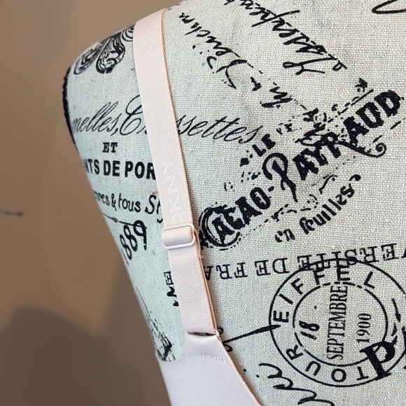 **DKNY Soft Blush/pale pink adjustable strap lightly padded bra Sz 32B - Picture 10 of 16